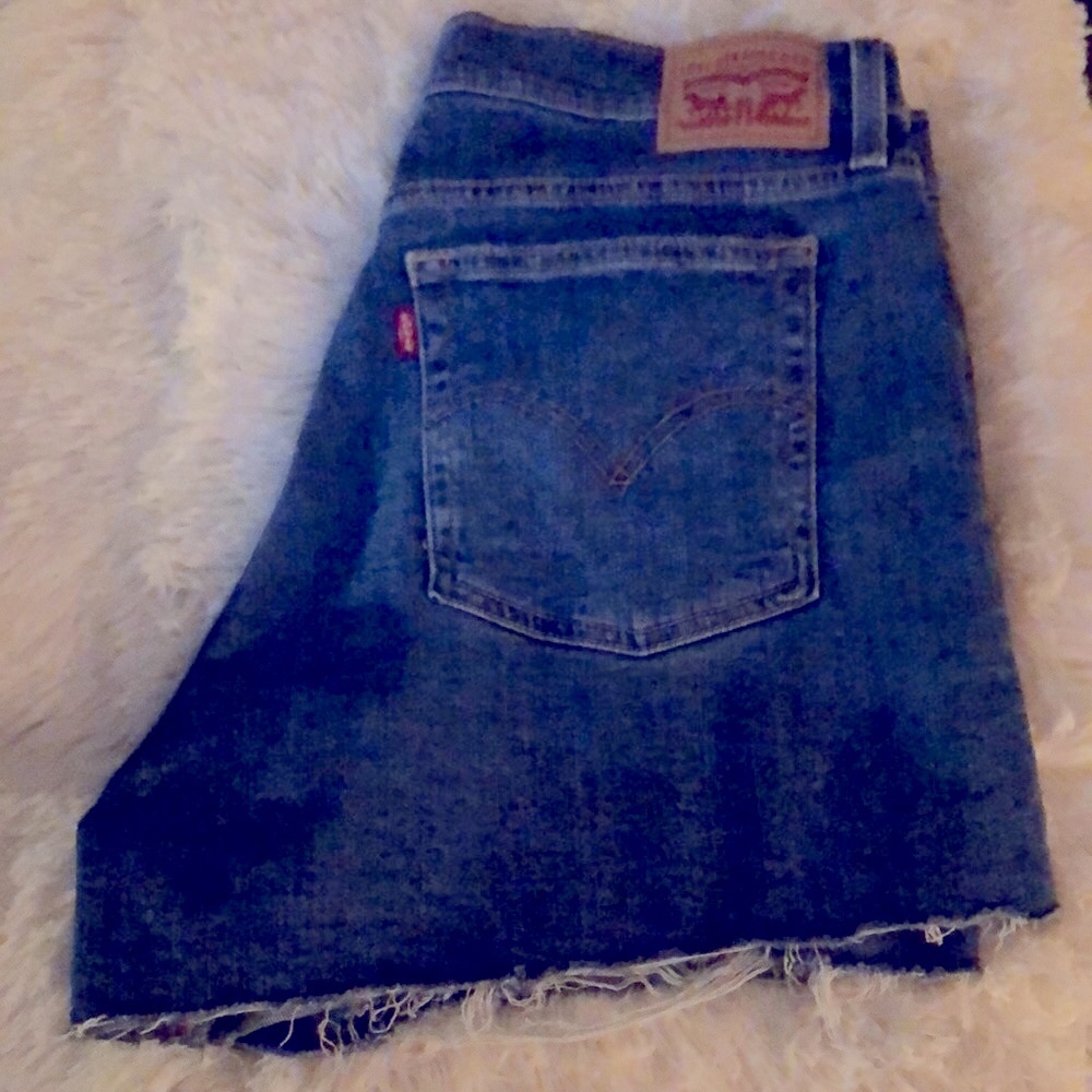 Levi’s high rise distressed denim jean shorts woman’s size 34